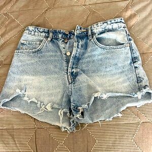 ZARA HIGH WAISTED LIGHT WASH DEMIN SHORTS (Size 8)